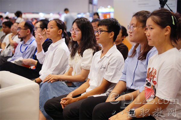 活动期间座无虚席 活动期间座无虚席
