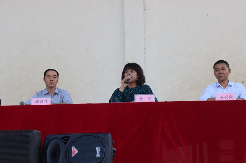 体育与教育学院党总支部书记黄昀在上思政课