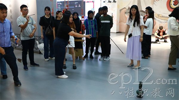 学员专注投壶