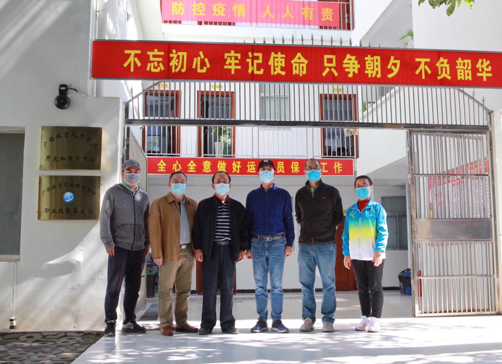 双方合影留念