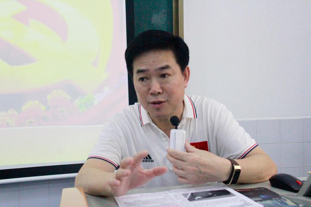 周璋斌书记在上党课