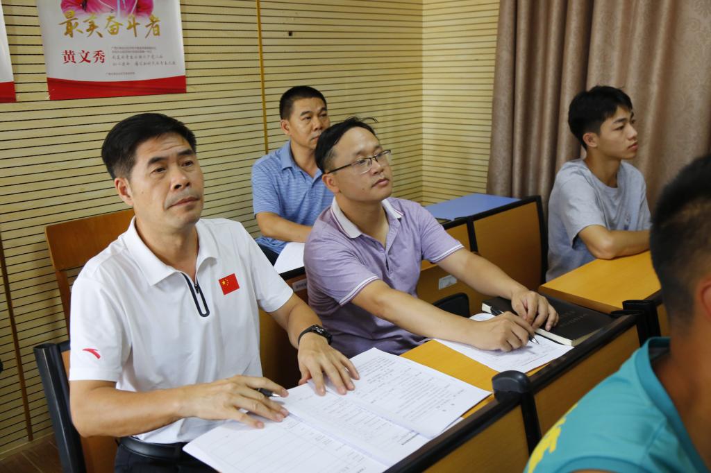 学校党委副书记、校长胡英清检查马克思主义学院教师课堂教学情况 学校党委副书记、校长胡英清检查马克思主义学院教师课堂教学情况
