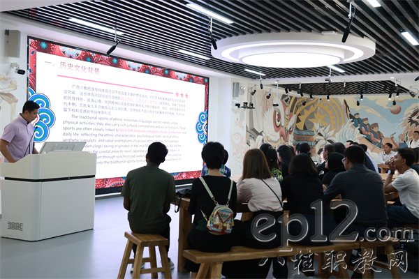 学员正在专注听课