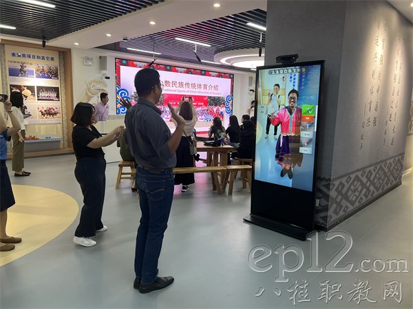 学员在换装屏幕前惊喜“变装”