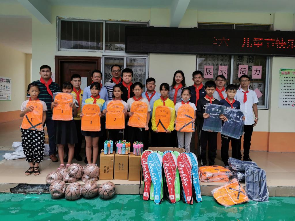 宁康乡料南村小学爱心物资发放现场