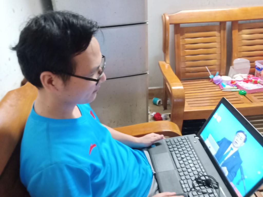 思政课李文梁老师认真观看民族团结教育线上课