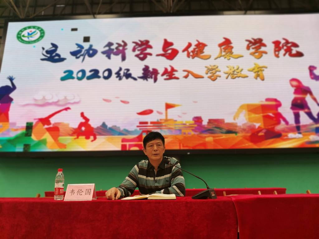 学工处处长韦伦国上思政课