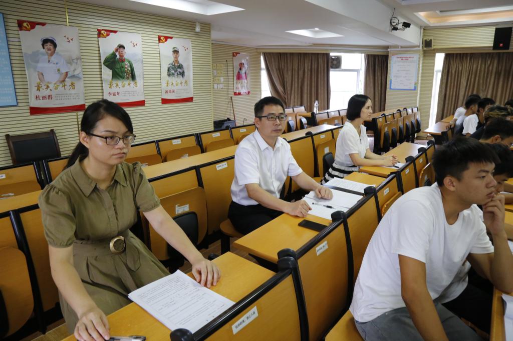 学校党委副书记李爱民检查马克思主义学院教师课堂教学情况 学校党委副书记李爱民检查马克思主义学院教师课堂教学情况