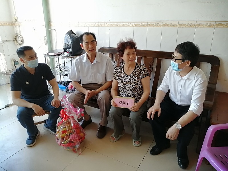 李爱民副书记慰问第一书记于力同志家属