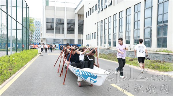 学员分组划旱地龙舟