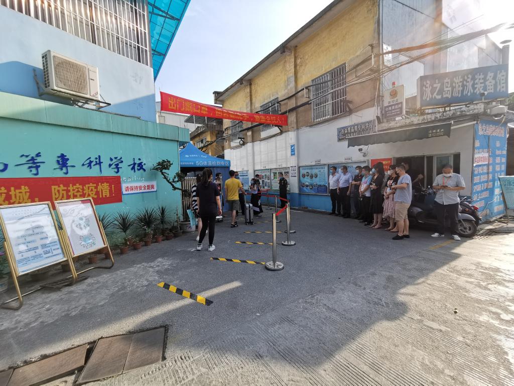 观看模拟进入校门的场景