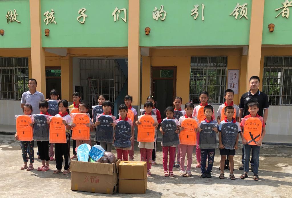 东荣镇均常村小学爱心物资发放现场