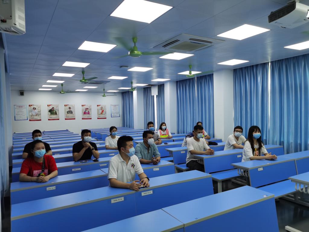 学校团干参加团中央“让青春为祖国绽放”主题团日学习(网络直播)