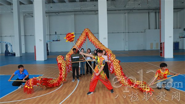 学员尝试舞动龙狮头，学习基本“盘龙”“游龙”动作
