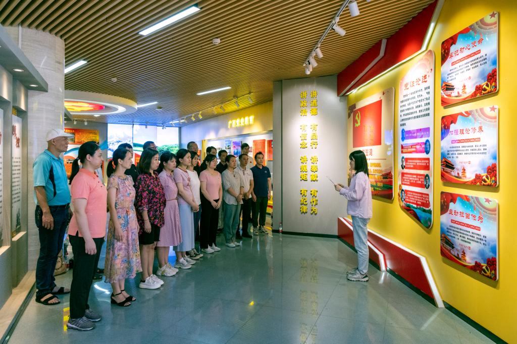 教务发规党支部新党员庞倩仪同志在党旗下向支部表决心 教务发规党支部新党员庞倩仪同志在党旗下向支部表决心