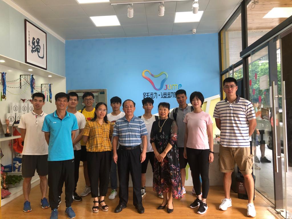 项目团队与我校优秀毕业生及新到岗学徒制合作班学生代表合影
