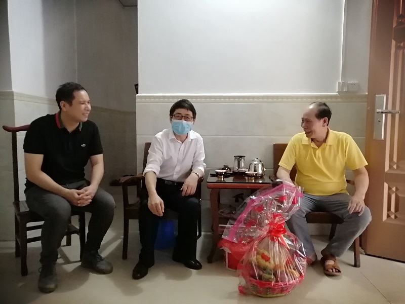 李爱民副书记慰问第一书记曾能武同志及家属