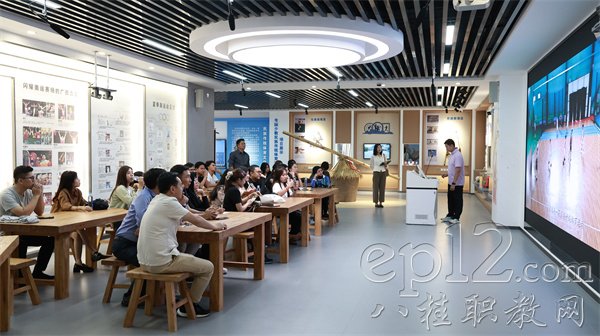 学员正在专注听课