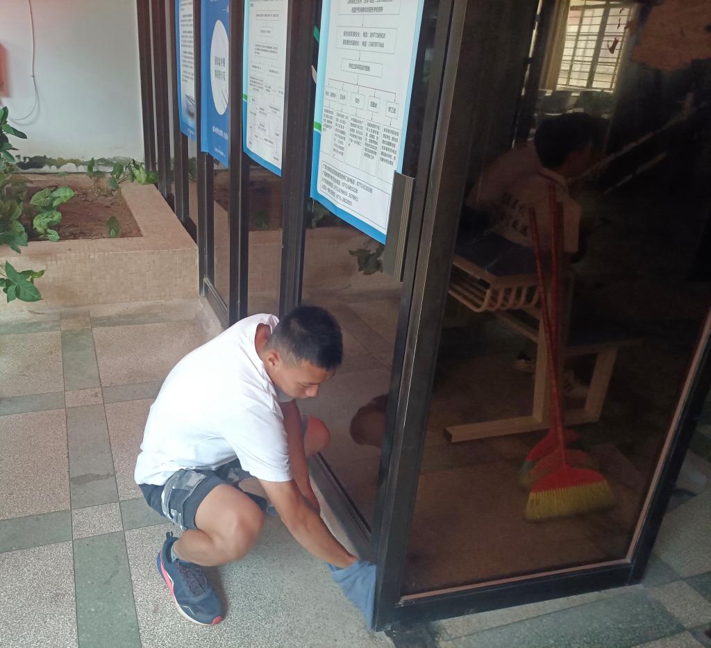擦拭综合楼大门玻璃