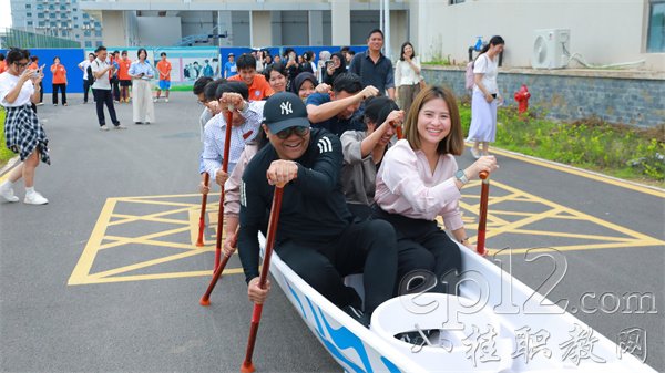 学员分组划旱地龙舟