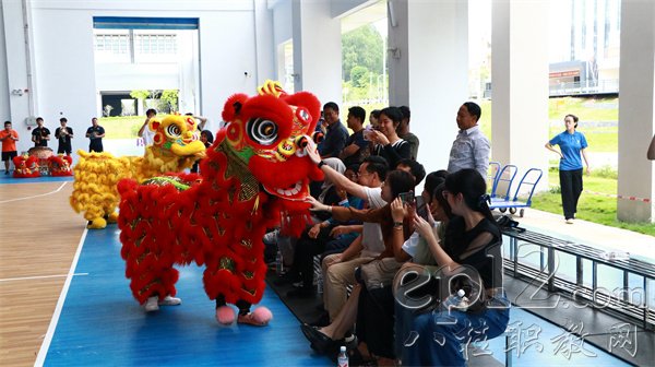 学员尝试舞动龙狮头，学习基本“盘龙”“游龙”动作