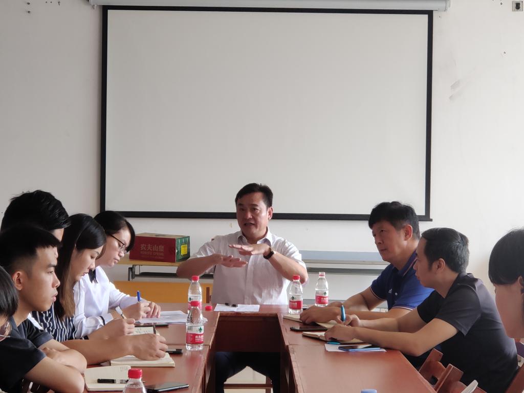 邱团副校长与参会人员交流