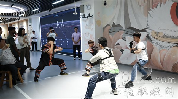 学员佩戴动捕设备模仿壮拳动作
