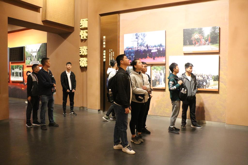 我校学生干部正在参观博物馆的图片展我校学生干部正在认真学习抗战