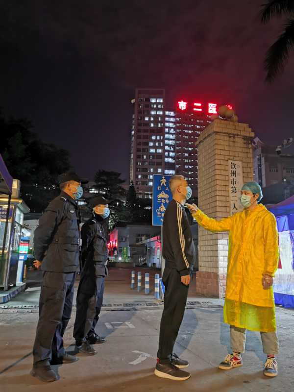 运科院学生黄宇扬在钦州市第二人民医院疫情监控点进行志愿服务工作