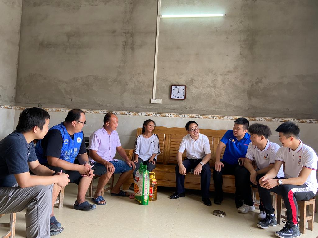 我校师生慰问永太村贫困户黄洁玲(我校中职2020级新生)