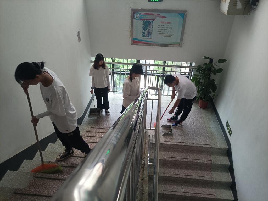清扫教学楼楼梯