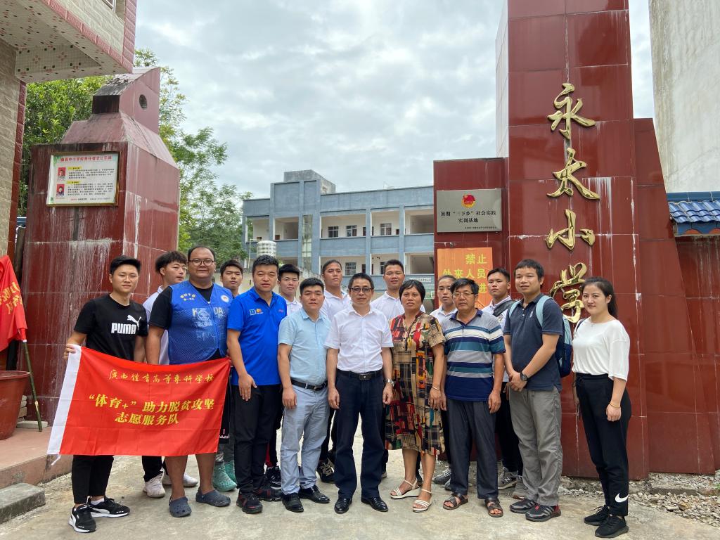 服务团师生一行,为我校暑期”三下乡“社会实训基地揭牌