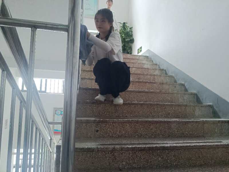 擦拭楼梯栏杆