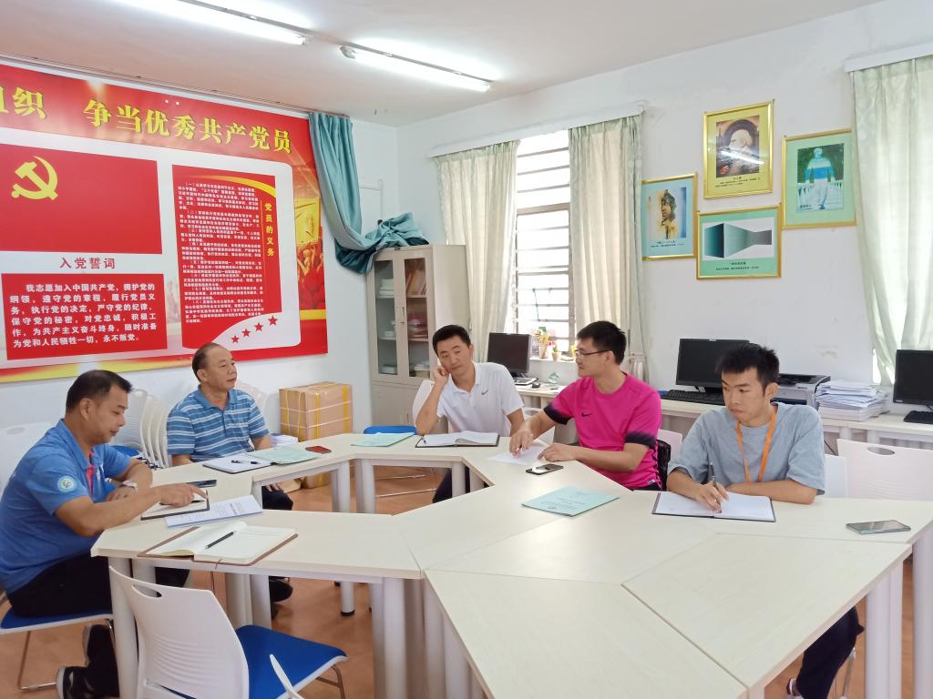 覃杨彬副校长带队在运动科学与健康学院检查