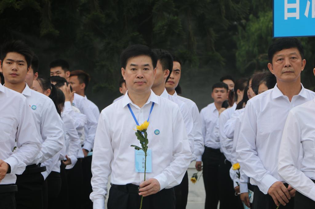 周璋斌书记带领我校师生参加烈士纪念日公祭活动