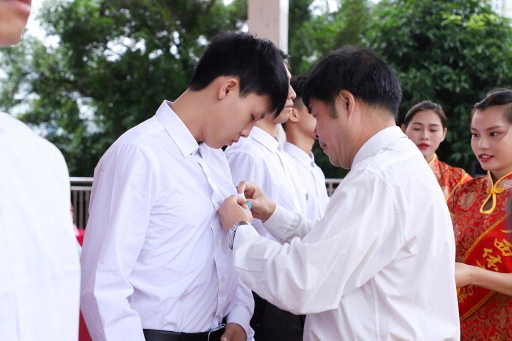 胡英清校长为新生代表佩戴校徽