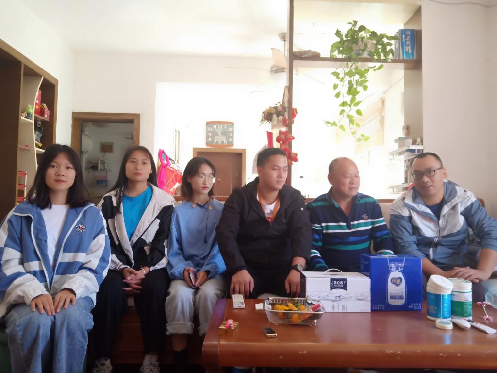 青年师生代表慰问退休教师李有德老师