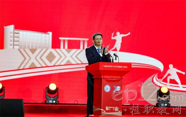 学校党委书记韦建勋主持大会