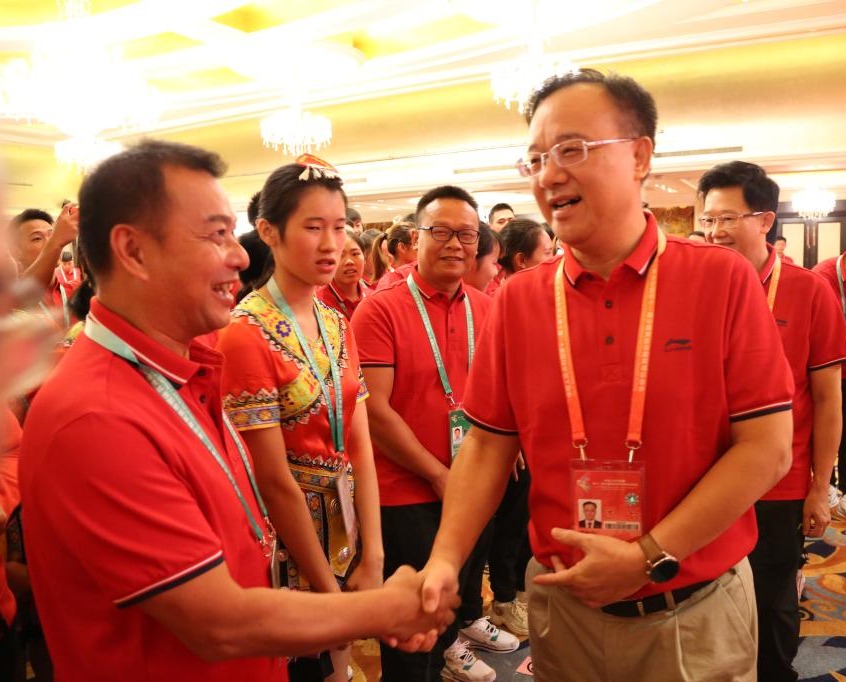 黄俊华副主席对表演项目教练张忠老师表示问候
